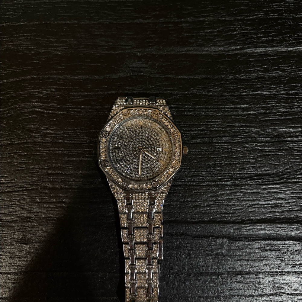 Elegant Silver Men's Watch with Crystal Detailing
